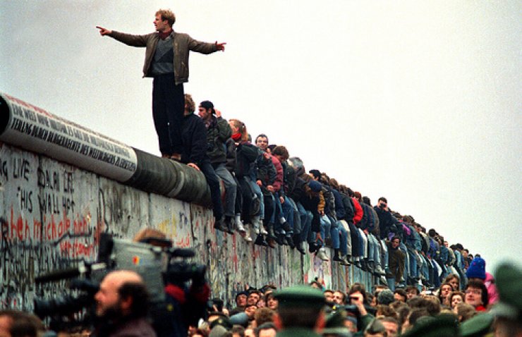 10 Adımda Utanç Duvarı Olarak da Bilinen Berlin Duvarı