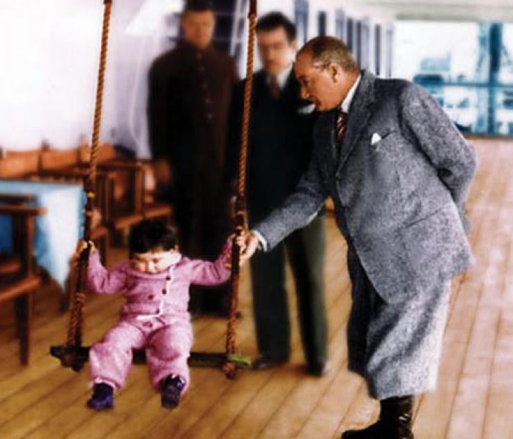 Atatürk ve Çocuklar - Renkli