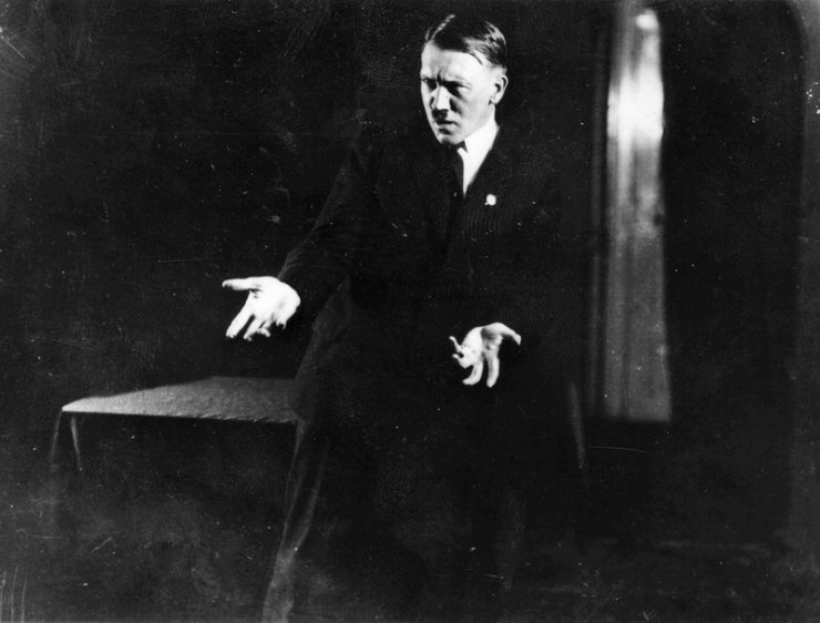 Adolf Hitler'in Gizli Konuşma Provalarından Fotoğraflar, 1925