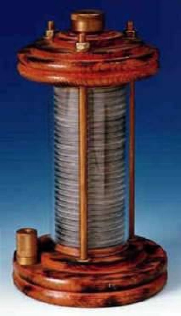First battery. Алессандро вольта вольтов столб. 1800: Электрическая батарея: Алессандро вольта. Первая батарейка Алессандро вольта. Гальванический элемент Алессандро вольта.